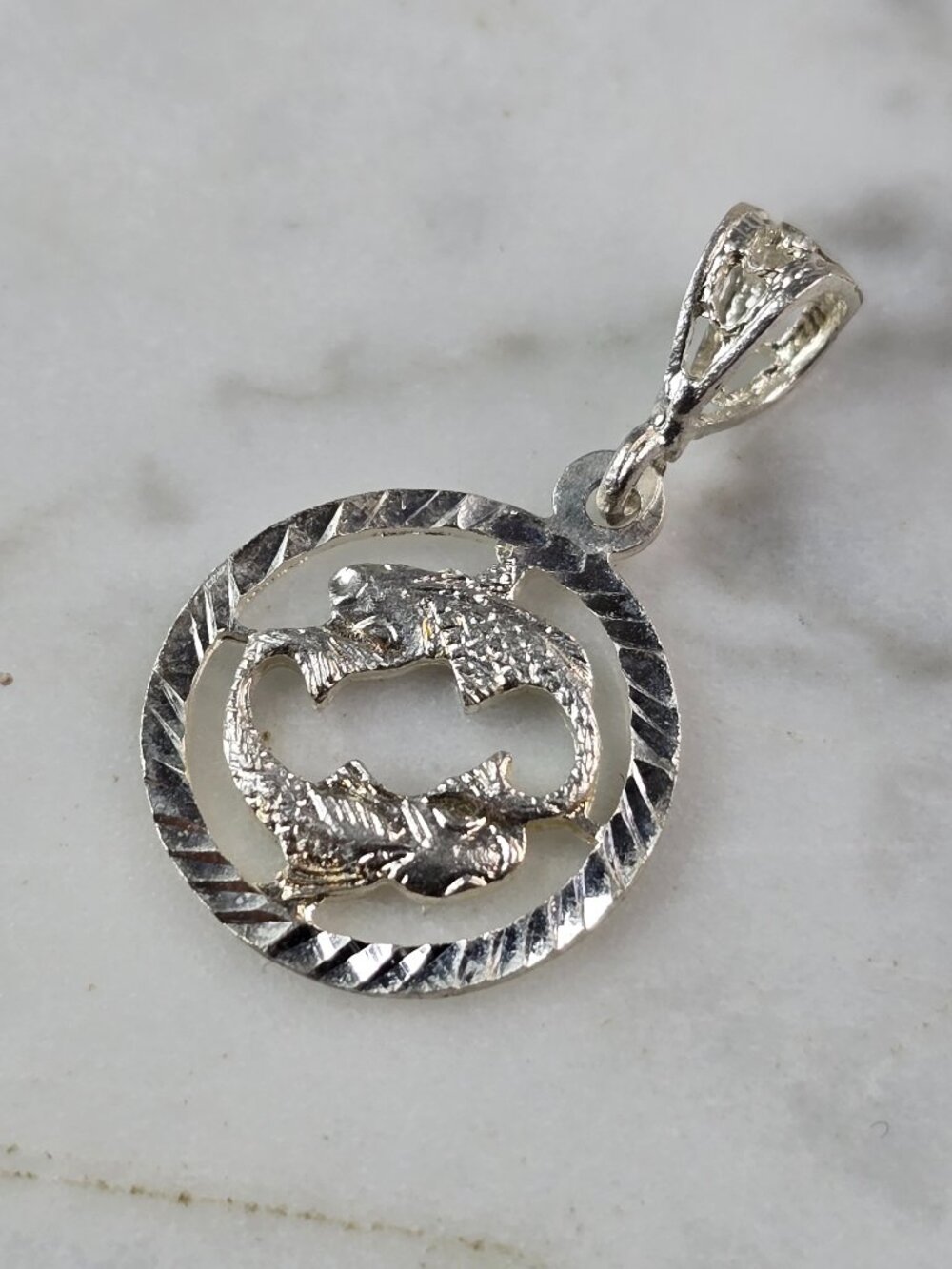 Womens Vintage Estate Sterling Silver Zodiac Pisces Pendant 1.2g E7688